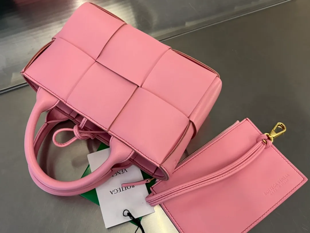 #BV 2023 new Candy Arco🎈729029 This time it not only holds the cute🍬 but also puts down the mobile phone. It is particularly mini and pocket-friendly. I really can’t resist it [Love]. The body of the bag is made of sheepskin. It is wear-resistant and durable. There is a detachable inner bag inside. It has a small and cute design style that can be worn cross-body or hand-held. It can be used for daily commuting and leisure. The capacity is definitely enough for all daily items. The size is suitable for everyone. You really can’t miss such a cute bag [Celebration] Size: 20x13x7 P1800